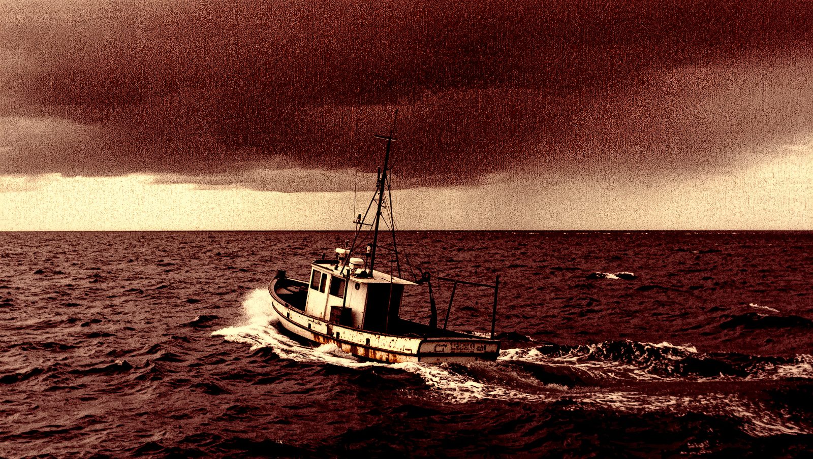 Barco con antena de radio pirata en el mar, historia de la radio pirata en España