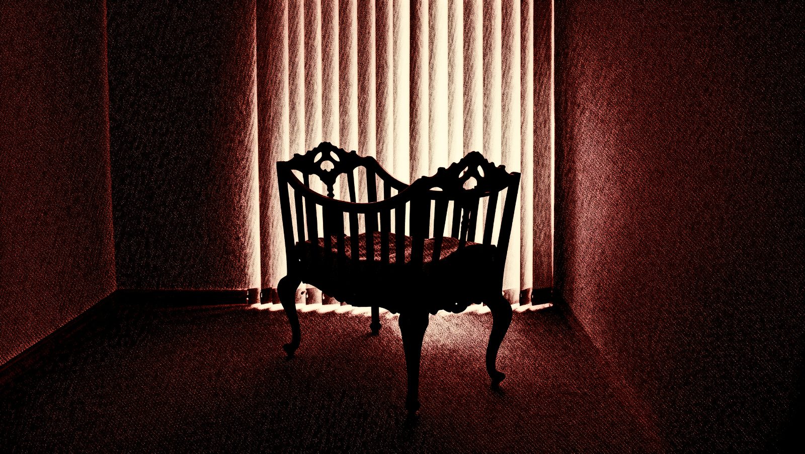 Cuna antigua en una habitación en penumbra con luz de persiana, imagen simbólica inquietante