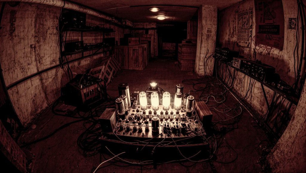 Transmisor clandestino de radio pirata en España, estilo grunge retro