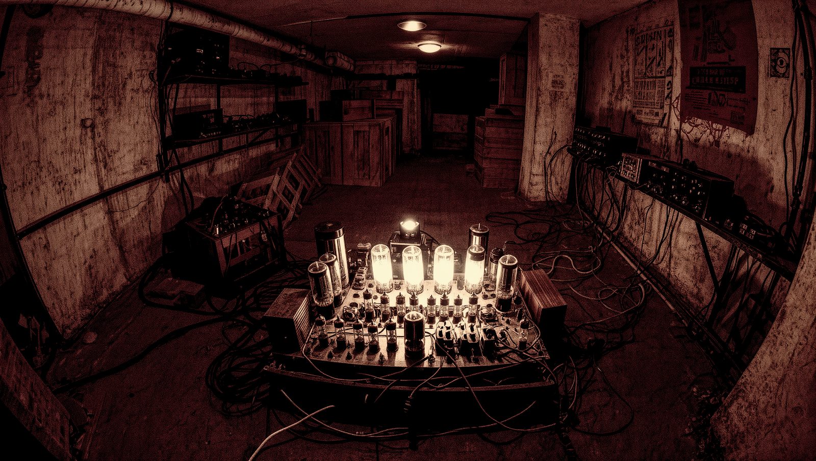 Transmisor clandestino de radio pirata en España, estilo grunge retro