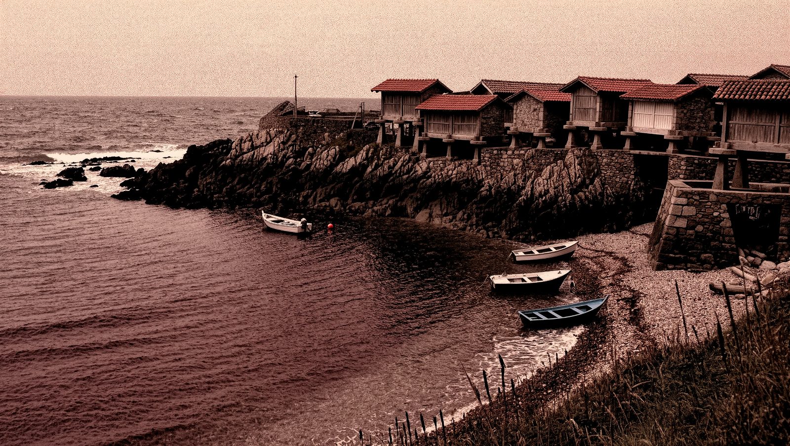 Pueblo costero gallego con hórreos de piedra junto al Atlántico, ruta de las Rías Baixas, ilustración estilo grunge retro