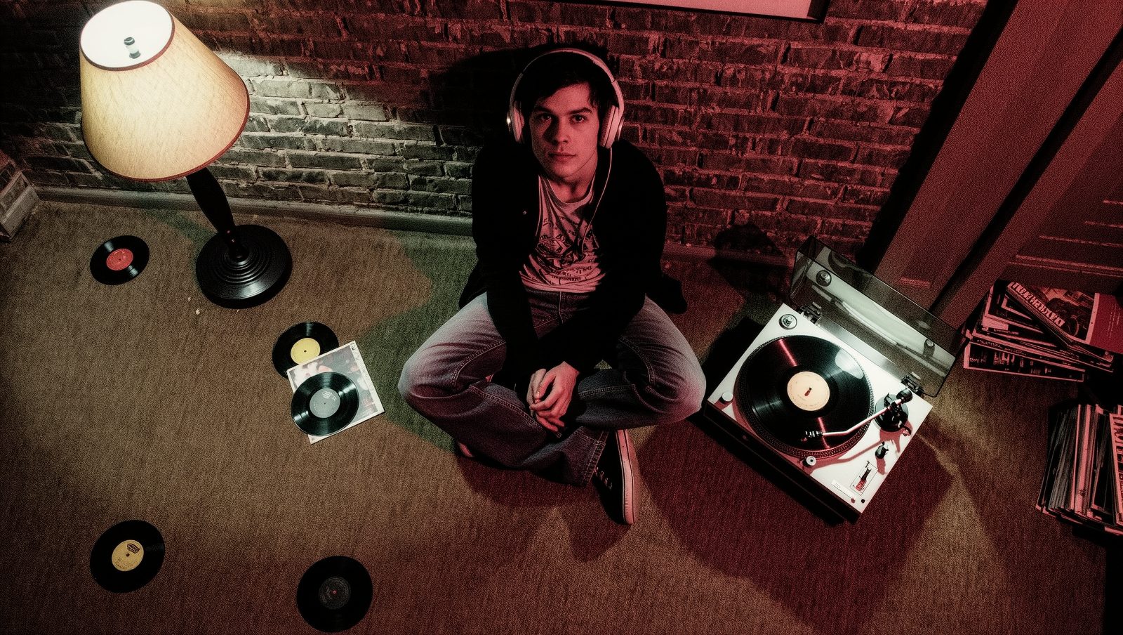Persona escuchando vinilo en casa ambiente retro grunge editorial